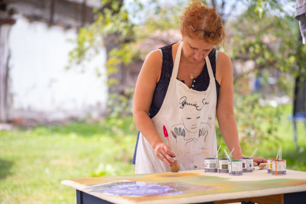 Tunde paints a table